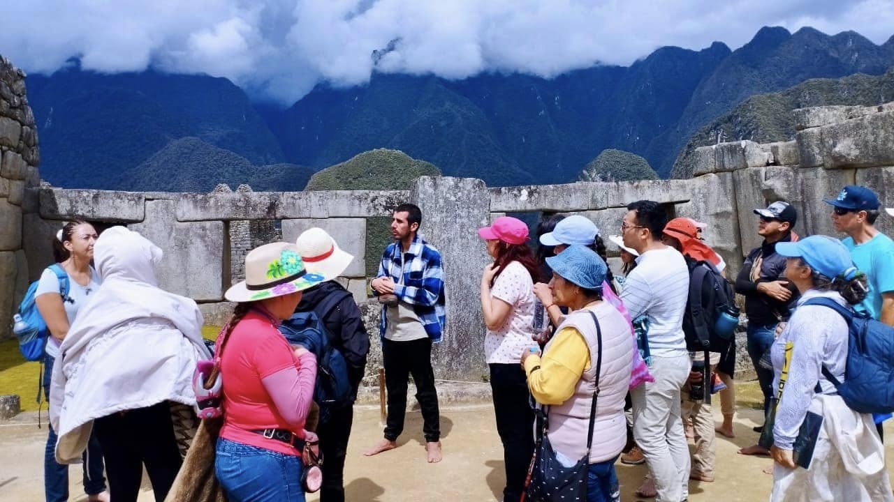 El grupo en los muros de Machu Picchu