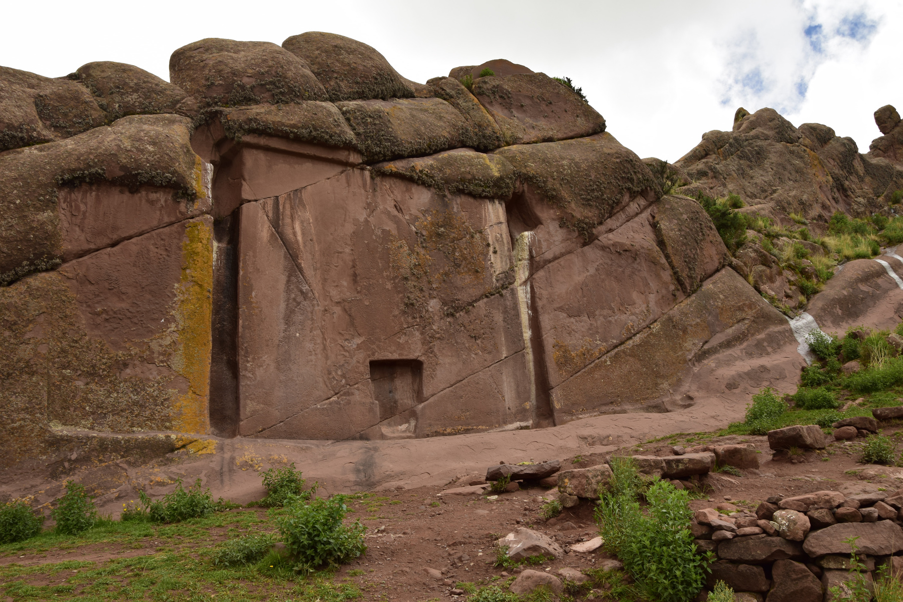 Portal de Aramu Muru tallado en roca en Puno, Perú