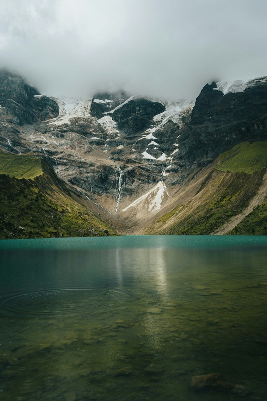 Lago andino frente a la cordillera