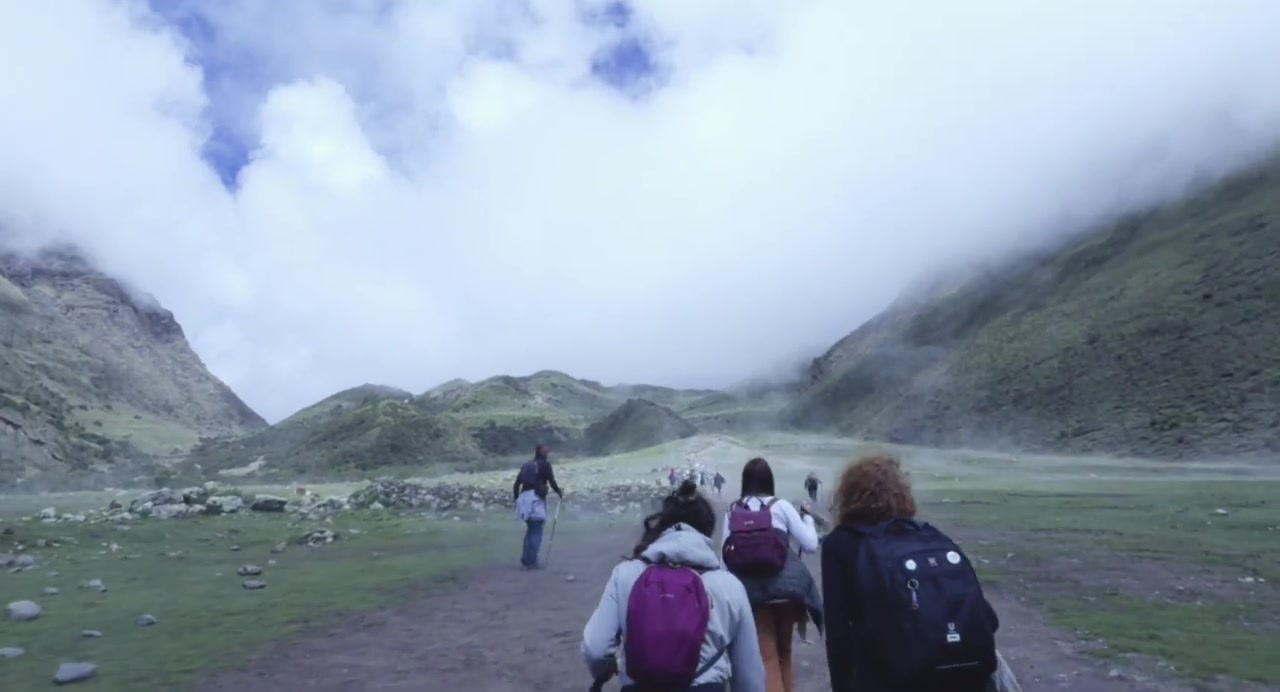 Caminata del grupo en la montaña